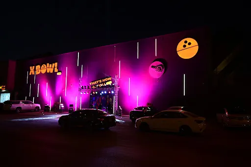 مبنى XBOWL من الخارج في الليل