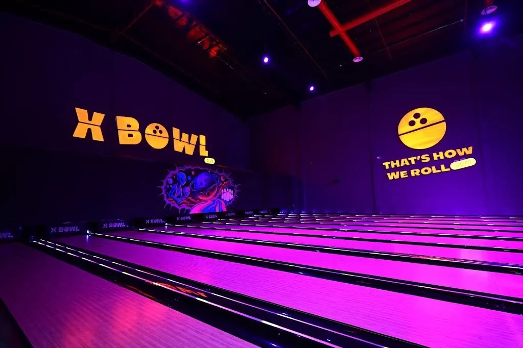 مسارات البولينج تحت إضاءة النيون في XBOWL